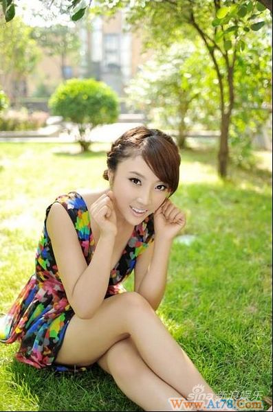 孙小芸校园写真曝光甜蜜公主秀可爱(组图)