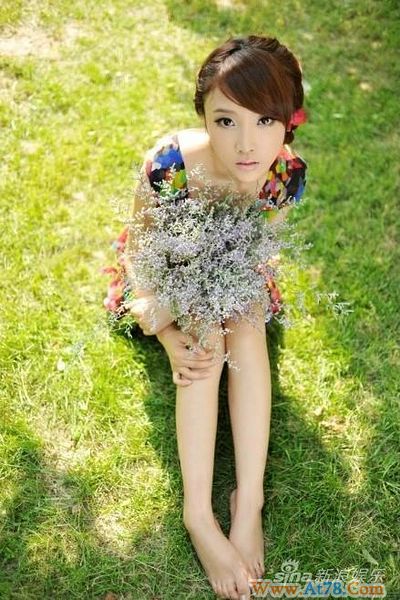 孙小芸校园写真曝光甜蜜公主秀可爱(组图)