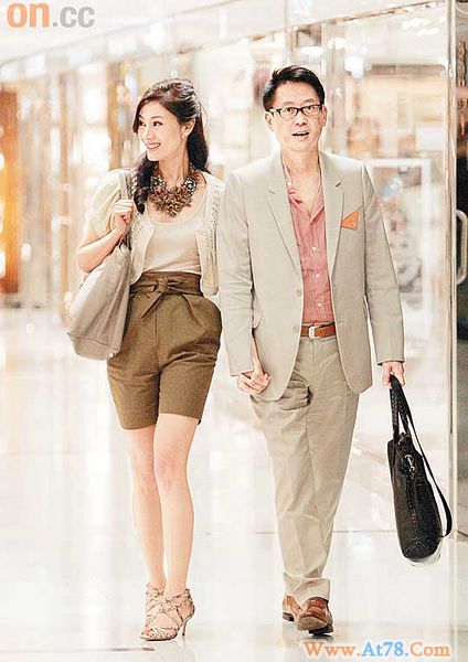 李嘉欣夫妇逛街秀恩爱许晋亨搭电梯险摔倒(图)