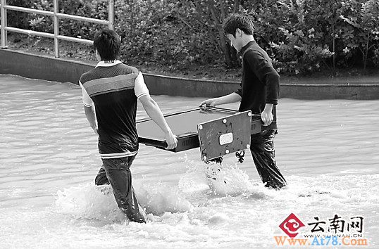 云南马龙遭遇特大洪灾受困灾民积极自救(组图)