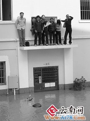 云南马龙遭遇特大洪灾受困灾民积极自救(组图)