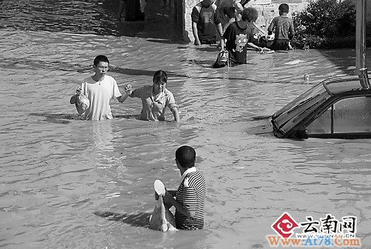 云南马龙遭遇特大洪灾受困灾民积极自救(组图)