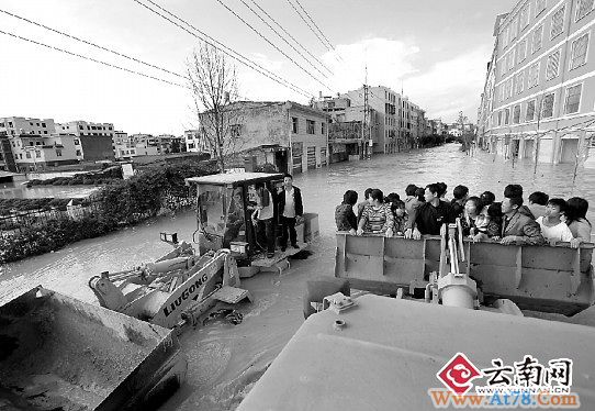 云南马龙县城水深1米多被困市民乘装载机撤离