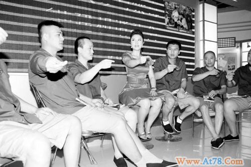 刘媛媛禁毒日现身戒毒所教唱《感恩》