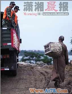 江西抚州正觉寺组和尚馒头队 为灾民做馒头(图)