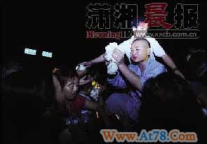 江西抚州正觉寺组和尚馒头队 为灾民做馒头(图)