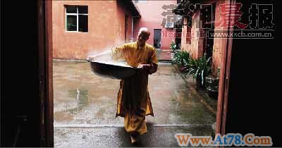 江西抚州正觉寺组和尚馒头队 为灾民做馒头(图)