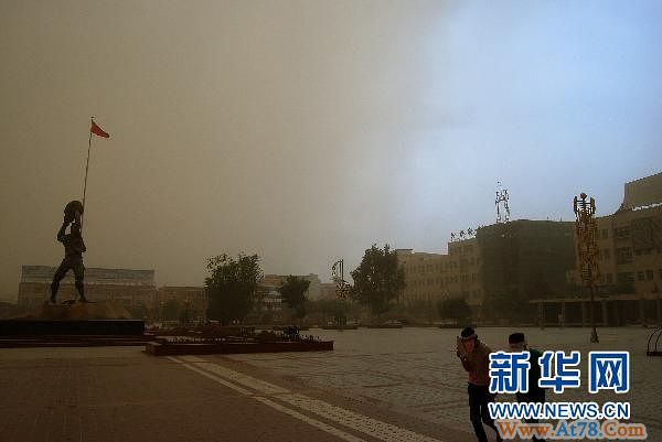甘肃民勤又遭沙尘暴袭击
