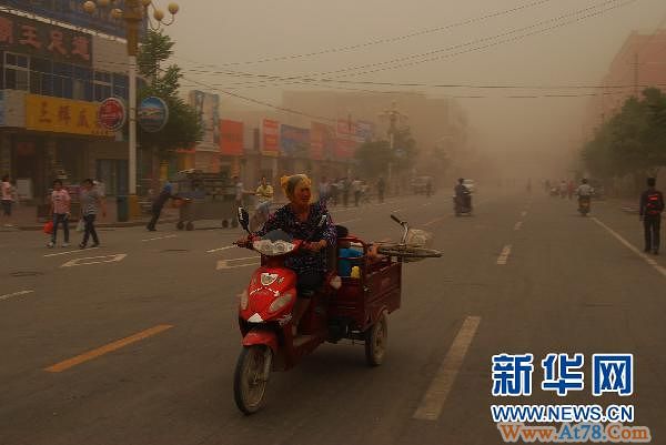 甘肃民勤又遭沙尘暴袭击