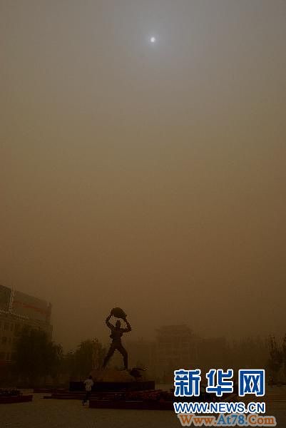 甘肃民勤又遭沙尘暴袭击