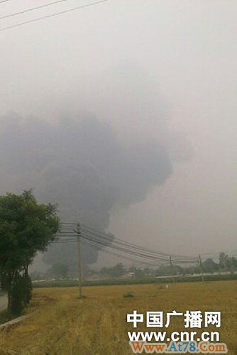 北京房山化学品仓库起火100多辆消防车救火