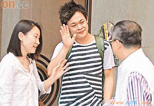 王菀之偷闲享天伦乐做乖乖女陪父母逛街(组图)