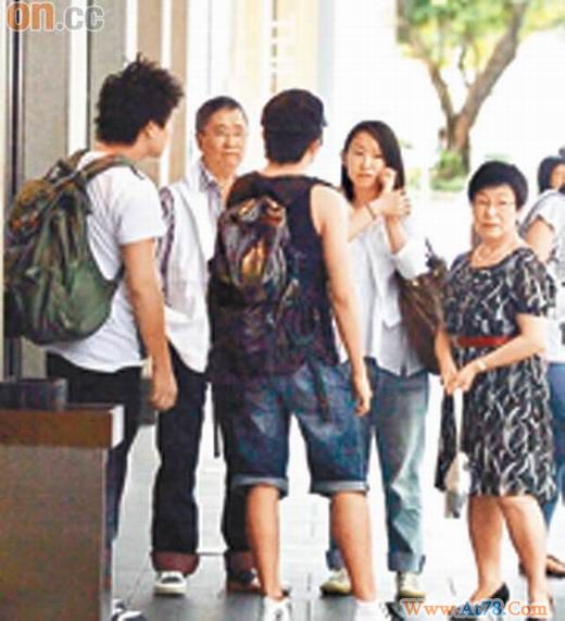 王菀之偷闲享天伦乐做乖乖女陪父母逛街(组图)