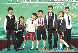 南京江宁8万学生校服“被统一” 最贵一套325元