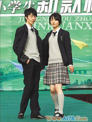 南京江宁8万学生校服“被统一” 最贵一套325元