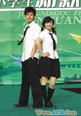 南京江宁8万学生校服“被统一” 最贵一套325元