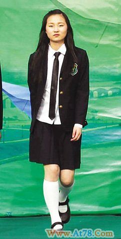 南京江宁8万学生校服“被统一” 最贵一套325元