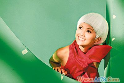 蔡卓妍萝莉造型拍广告提倡植树享绿色环境(图)