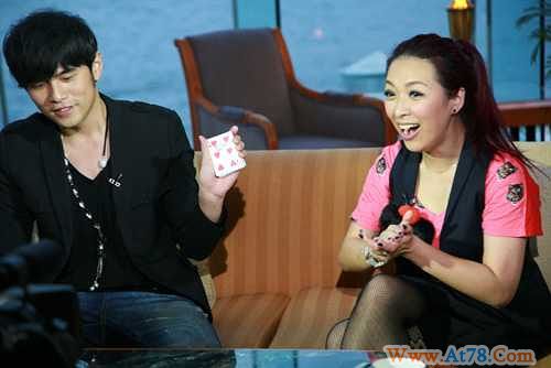 周杰伦亚视玩魔术笑称音乐像吸血鬼永不老(图)