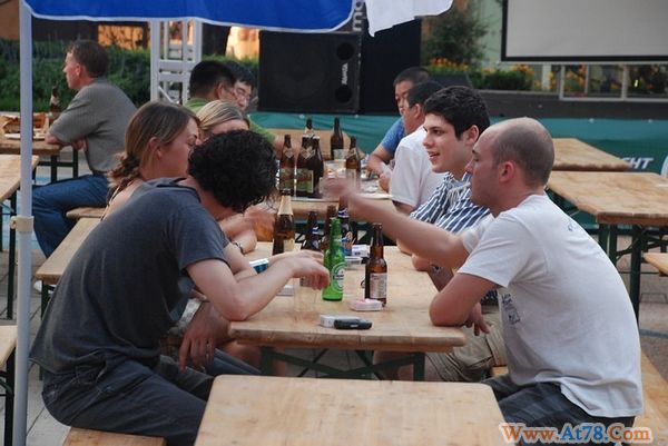 实拍啤酒节上喝啤酒大赛——老外湿身诱惑！ 管理帖子