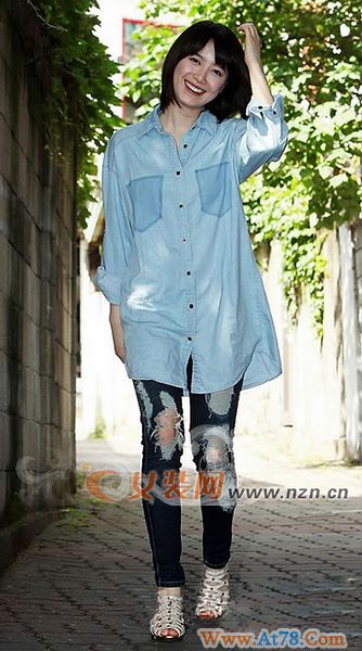 具惠善牛仔衬衫破洞裤 展现活力阳光西部风
