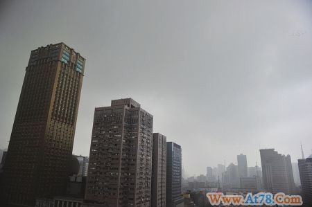 四川乐山危岩垮塌砸倒民房九旬老人睡梦中被埋