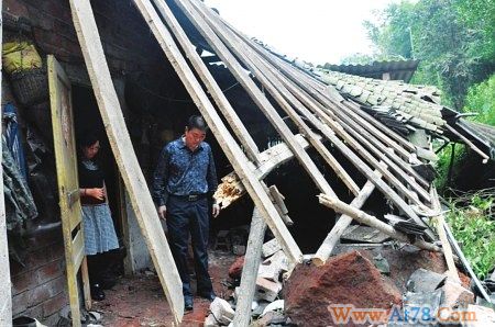 四川乐山危岩垮塌砸倒民房九旬老人睡梦中被埋