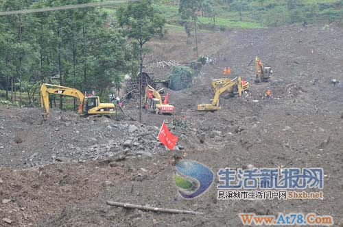 贵州关岭山体滑坡遇难者中含30名小学生(组图)