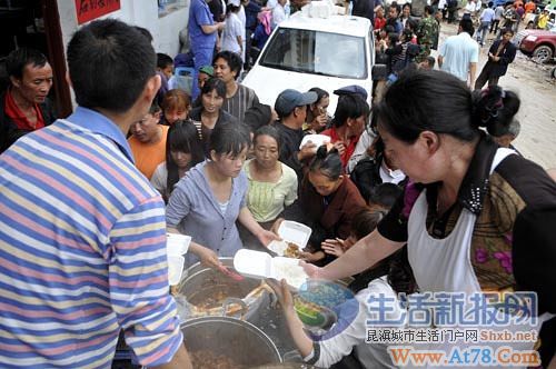 贵州关岭山体滑坡遇难者中含30名小学生(组图)