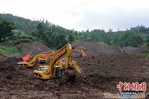 组图：贵州关岭滑坡部分遇难村民遗体被挖出