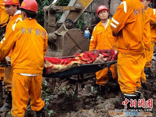 组图：贵州关岭滑坡部分遇难村民遗体被挖出