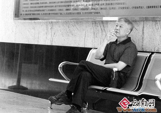 云南财政厅原副厅长受审庭上需吸氧吃药(图)