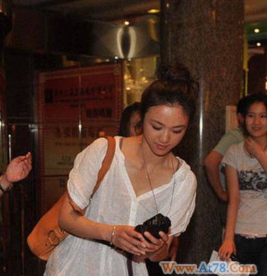 汤唯帮记者拾挤掉镜头弯腰露乳沟胸前走光(图)