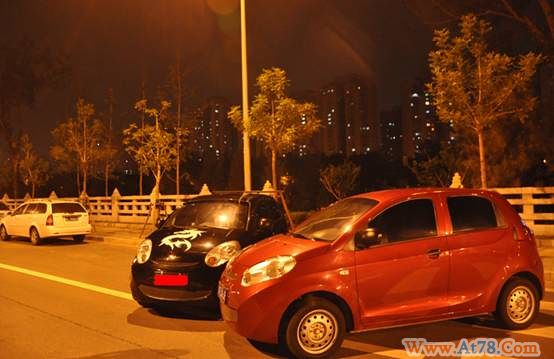 开始以为是车祸现场~后来发现是在搞对象