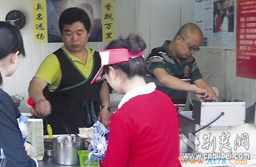 名校法学硕士卖臭豆腐赚百万 称就业不成被逼的(图)