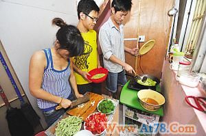 大学生开“DIY厨房”3万元起步 每月净赚2千元