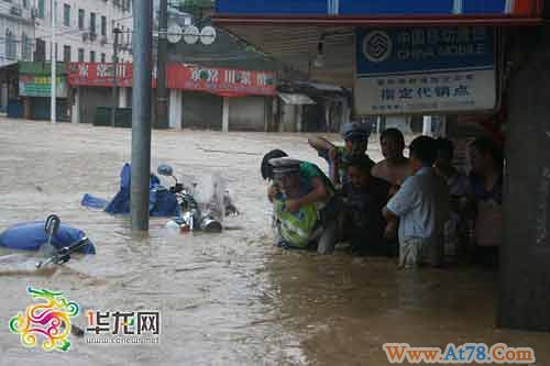 重庆酉阳县城因暴雨断电部分车辆被水淹(组图)