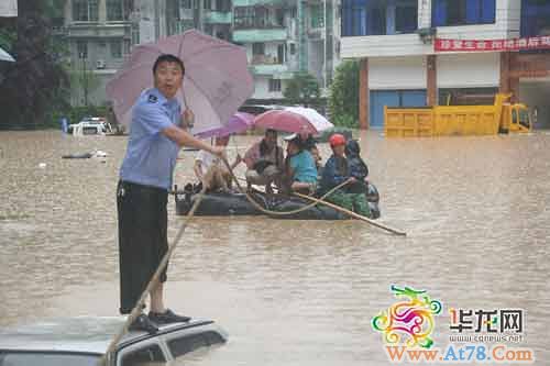 重庆酉阳县城因暴雨断电部分车辆被水淹(组图)