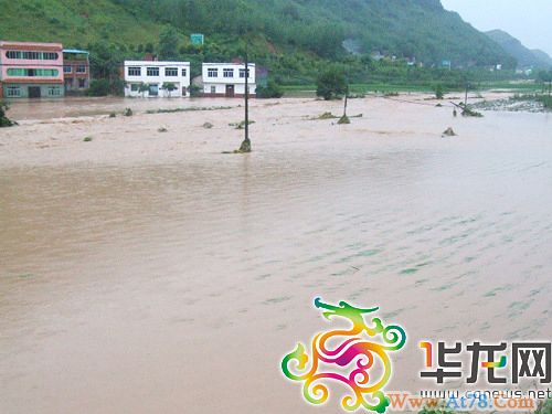 重庆万州遭遇暴雨千人被困部分地区积水达3米