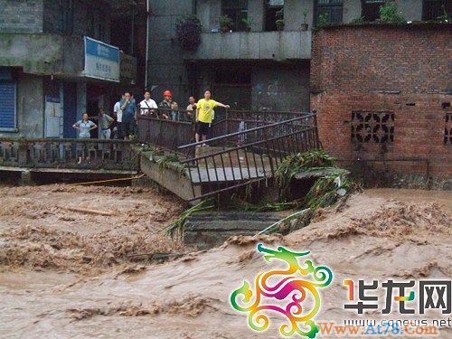 重庆万州遭遇暴雨千人被困部分地区积水达3米
