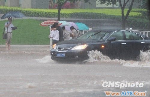 重庆分水镇万余群众被洪水围困警车被冲走