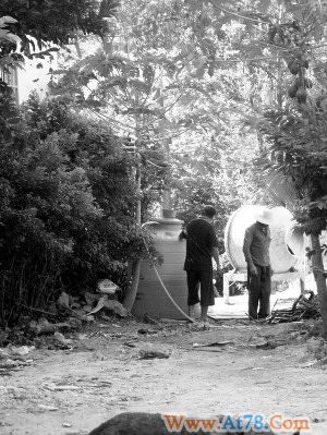 三亚社区30余户居民断水2月每天骑摩托车拉水