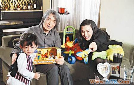 张柏芝周星驰合照摆床头Lucas精怪抢风头(图)