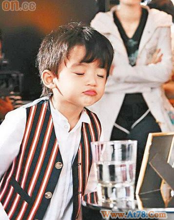 张柏芝周星驰合照摆床头Lucas精怪抢风头(图)