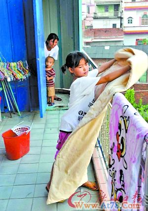 善良夫妻收养十个流浪孩童 二人均无工作(图)