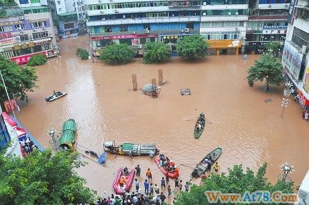 四川万源因暴雨5死21失踪 城区手机信号全中断