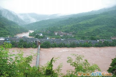 四川万源因暴雨5死21失踪城区手机信号全中断