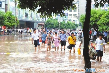 四川万源因暴雨5死21失踪城区手机信号全中断