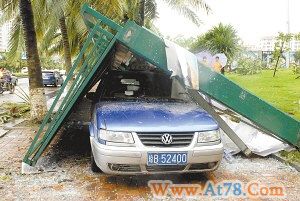 三亚多块广告牌遭台风摧毁均存在偷工减料行为