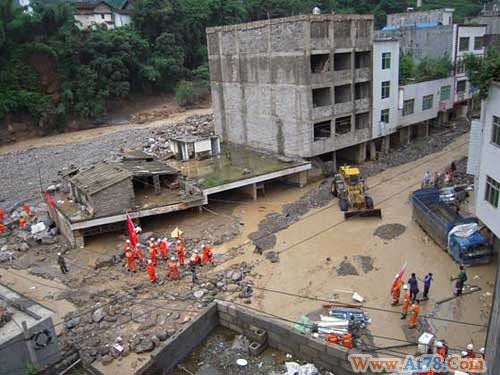 云南红会紧急救助巧家县特大洪涝泥石灾害